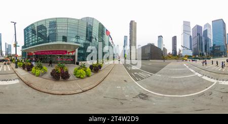 360 Grad Panorama Ansicht von New York, NY, USA - 27. Oktober 2023: Jacob Javits Convention Center. 360 VR äquirechteckiges Foto