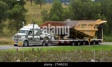 HUNTER VALLEY, NEW SOUTH WALES, AUSTRALIEN, 22. April 2022, Bowers Schwerlasttransporte sehr breite Bergbaumaschinen bergauf. Stockfoto