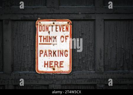 Denken Sie nicht mal daran, hier zu parken, Schild an der Garagentür Stockfoto