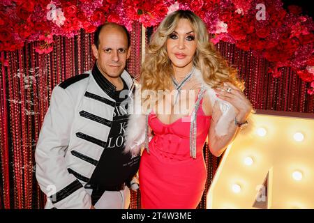 Michael Ostertag, Dolly Buster bei Micas 40. Geburtstag Bash Party im Bellucci Restaurant Berlin. *** Michael Ostertag, Dolly Buster bei Micas 40th Birthday Bash Party im Bellucci Restaurant Berlin Credit: Imago/Alamy Live News Stockfoto