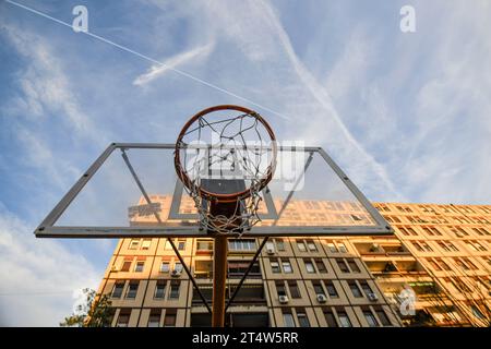 Basketballspielplatz in den Monoblocks von Neu Belgrad. Milentija Popovica 11-21. Serbien Stockfoto