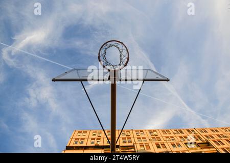 Basketballspielplatz in den Monoblocks von Neu Belgrad. Milentija Popovica 11-21. Serbien Stockfoto