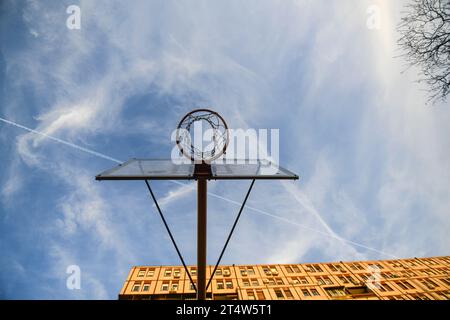 Basketballspielplatz in den Monoblocks von Neu Belgrad. Milentija Popovica 11-21. Serbien Stockfoto