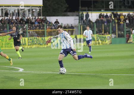 Florencio Varela, Argentinien, 1. November 2023. Baltasar Rodriguez vom Racing Club schießt während des Spiels zwischen Defensa y Justicia und Racing Club ein Tor. Quelle: Fabideciria. Stockfoto