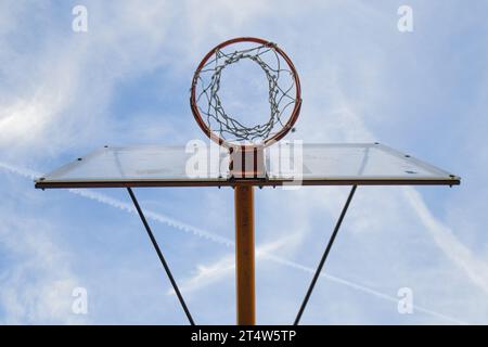 Basketballspielplatz in den Monoblocks von Neu Belgrad. Milentija Popovica 11-21. Serbien Stockfoto