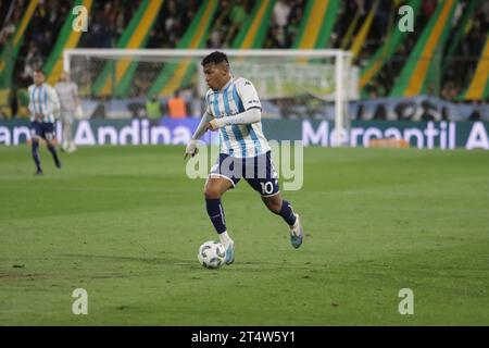 Florencio Varela, Argentinien, 1. November 2023.Roger Martinez vom Racing Club dribbelt mit dem Ball während des Spiels zwischen Defensa y Justicia und Racing Club. Quelle: Fabideciria. Stockfoto