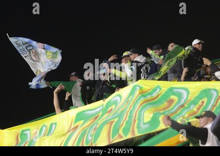 Florencio Varela, Argentinien, 1. November 2023. Fans von Defensa y Justicia während des Spiels zwischen Defensa y Justicia und Racing Club. Quelle: Fabideciria. Stockfoto