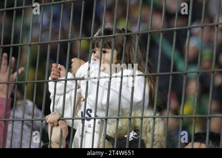 Florencio Varela, Argentinien, 1. November 2023. Fans von Defensa y Justicia während des Spiels zwischen Defensa y Justicia und Racing Club. Quelle: Fabideciria. Stockfoto