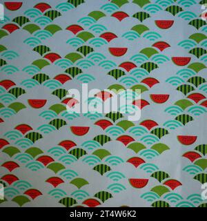 Moderne japanische Sommermuster mit Wassermelonen und Wellen Stockfoto