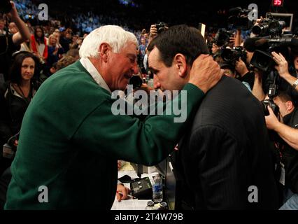 New York City, USA. November 2011. Duke Head Coach Mike Krzyzewski, rechts, spricht mit dem Mentor und ehemaligen NCAA Division I Rekordhalter Bobby Knight, als Krzyzewski am 15. November 2011 sein 903. Karrierespiel gewinnt, um der erfolgreichste Trainer aller Zeiten zu werden, 74-69 über Michigan State, im Madison Square Garden in New York. (Foto: Chuck Liddy/Raleigh News & Observer/TNS/SIPA USA) Credit: SIPA USA/Alamy Live News Stockfoto