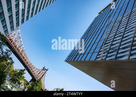 Die Queensboro Bridge, offiziell Ed Koch Queensboro Bridge genannt, ist eine freitragende Brücke über den East River in New York City. Stockfoto