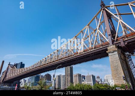 Die Queensboro Bridge, offiziell Ed Koch Queensboro Bridge genannt, ist eine freitragende Brücke über den East River in New York City. Stockfoto