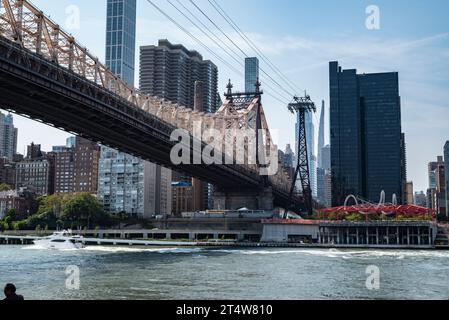 Die Queensboro Bridge, offiziell Ed Koch Queensboro Bridge genannt, ist eine freitragende Brücke über den East River in New York City. Stockfoto