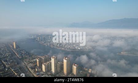 LIUZHOU, CHINA - 2. NOVEMBER 2023 - Luftbild zeigt den Webstuhl des Bezirks Rongan im Nebel in Liuzhou, Provinz Guangxi, China, 2. November 2023. Stockfoto
