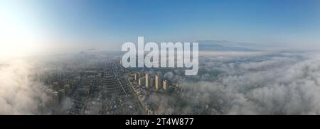 LIUZHOU, CHINA - 2. NOVEMBER 2023 - Luftbild zeigt den Webstuhl des Bezirks Rongan im Nebel in Liuzhou, Provinz Guangxi, China, 2. November 2023. Stockfoto