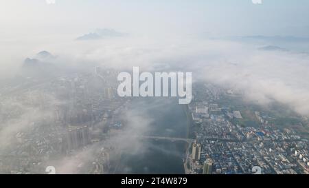 LIUZHOU, CHINA - 2. NOVEMBER 2023 - Luftbild zeigt den Webstuhl des Bezirks Rongan im Nebel in Liuzhou, Provinz Guangxi, China, 2. November 2023. Stockfoto
