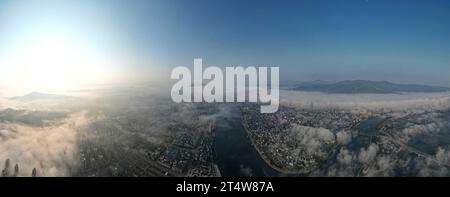 LIUZHOU, CHINA - 2. NOVEMBER 2023 - Luftbild zeigt den Webstuhl des Bezirks Rongan im Nebel in Liuzhou, Provinz Guangxi, China, 2. November 2023. Stockfoto