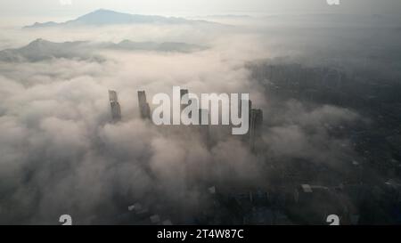 LIUZHOU, CHINA - 2. NOVEMBER 2023 - Luftbild zeigt den Webstuhl des Bezirks Rongan im Nebel in Liuzhou, Provinz Guangxi, China, 2. November 2023. Stockfoto