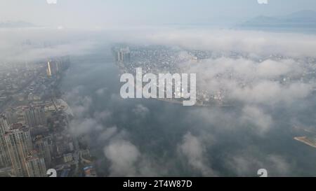 LIUZHOU, CHINA - 2. NOVEMBER 2023 - Luftbild zeigt den Webstuhl des Bezirks Rongan im Nebel in Liuzhou, Provinz Guangxi, China, 2. November 2023. Stockfoto