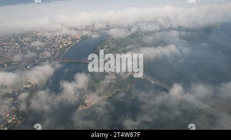 LIUZHOU, CHINA - 2. NOVEMBER 2023 - Luftbild zeigt den Webstuhl des Bezirks Rongan im Nebel in Liuzhou, Provinz Guangxi, China, 2. November 2023. Stockfoto