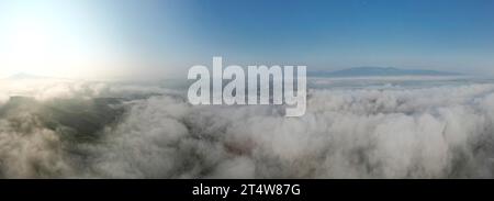 LIUZHOU, CHINA - 2. NOVEMBER 2023 - Luftbild zeigt den Webstuhl des Bezirks Rongan im Nebel in Liuzhou, Provinz Guangxi, China, 2. November 2023. Stockfoto