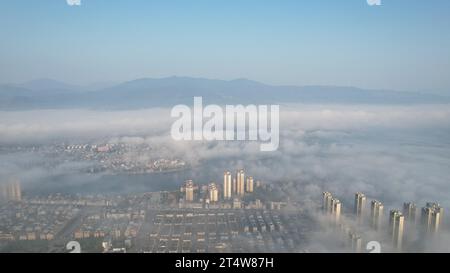 LIUZHOU, CHINA - 2. NOVEMBER 2023 - Luftbild zeigt den Webstuhl des Bezirks Rongan im Nebel in Liuzhou, Provinz Guangxi, China, 2. November 2023. Stockfoto