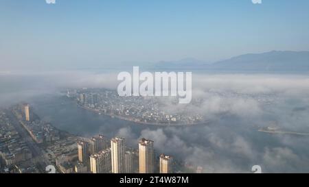 LIUZHOU, CHINA - 2. NOVEMBER 2023 - Luftbild zeigt den Webstuhl des Bezirks Rongan im Nebel in Liuzhou, Provinz Guangxi, China, 2. November 2023. Stockfoto