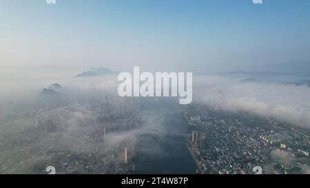 LIUZHOU, CHINA - 2. NOVEMBER 2023 - Luftbild zeigt den Webstuhl des Bezirks Rongan im Nebel in Liuzhou, Provinz Guangxi, China, 2. November 2023. Stockfoto