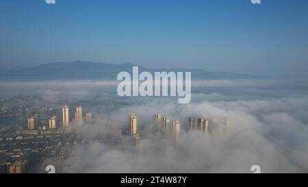 LIUZHOU, CHINA - 2. NOVEMBER 2023 - Luftbild zeigt den Webstuhl des Bezirks Rongan im Nebel in Liuzhou, Provinz Guangxi, China, 2. November 2023. Stockfoto