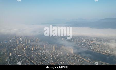 LIUZHOU, CHINA - 2. NOVEMBER 2023 - Luftbild zeigt den Webstuhl des Bezirks Rongan im Nebel in Liuzhou, Provinz Guangxi, China, 2. November 2023. Stockfoto