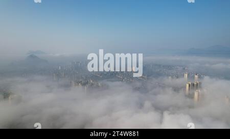LIUZHOU, CHINA - 2. NOVEMBER 2023 - Luftbild zeigt den Webstuhl des Bezirks Rongan im Nebel in Liuzhou, Provinz Guangxi, China, 2. November 2023. Stockfoto