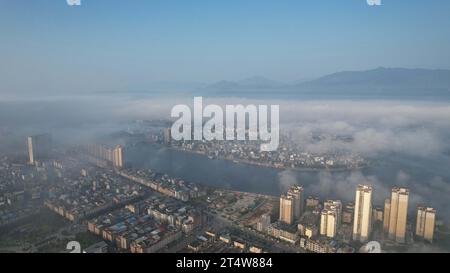 LIUZHOU, CHINA - 2. NOVEMBER 2023 - Luftbild zeigt den Webstuhl des Bezirks Rongan im Nebel in Liuzhou, Provinz Guangxi, China, 2. November 2023. Stockfoto