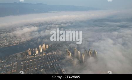 LIUZHOU, CHINA - 2. NOVEMBER 2023 - Luftbild zeigt den Webstuhl des Bezirks Rongan im Nebel in Liuzhou, Provinz Guangxi, China, 2. November 2023. Stockfoto