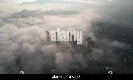LIUZHOU, CHINA - 2. NOVEMBER 2023 - Luftbild zeigt den Webstuhl des Bezirks Rongan im Nebel in Liuzhou, Provinz Guangxi, China, 2. November 2023. Stockfoto