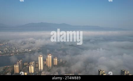 LIUZHOU, CHINA - 2. NOVEMBER 2023 - Luftbild zeigt den Webstuhl des Bezirks Rongan im Nebel in Liuzhou, Provinz Guangxi, China, 2. November 2023. Stockfoto