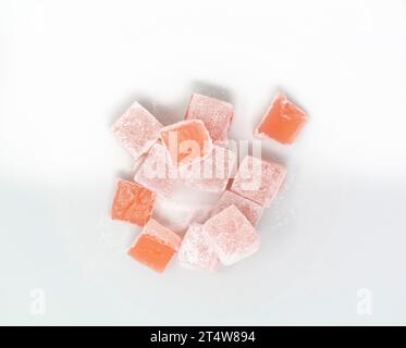 Lokum im Rosengeschmack, weißer Hintergrund. Stockfoto