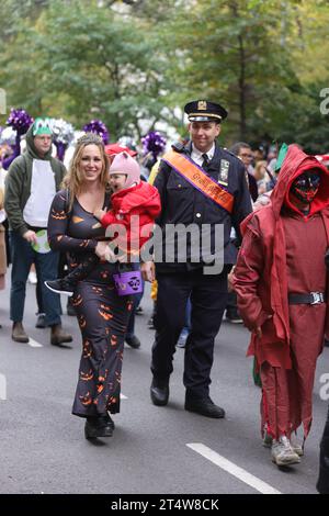 NY, USA. 31. Oktober 2023. Washington Square Park, New York, USA, 31. Oktober 2023 - Familien, Childrens, Politions nahmen heute an der 33. jährlichen Kinder-Halloween-Parade am LaGuardia Place in New York Teil. Foto: Luiz Rampelotto/EuropaNewswire (Kreditbild: © Luiz Rampelotto/ZUMA Press Wire) NUR REDAKTIONELLE VERWENDUNG! Nicht für kommerzielle ZWECKE! Stockfoto