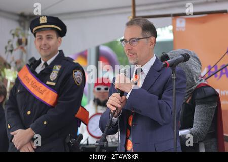 NY, USA. 31. Oktober 2023. Washington Square Park, New York, USA, 31. Oktober 2023 – der 28. Präsident von Manhattan, Mark Levine, nahm zusammen mit Familien, Kindern und Würdenträgern an der 33. Jährlichen Kinder-Halloween-Parade heute am LaGuardia Place in New York Teil. Foto: Luiz Rampelotto/EuropaNewswire (Kreditbild: © Luiz Rampelotto/ZUMA Press Wire) NUR REDAKTIONELLE VERWENDUNG! Nicht für kommerzielle ZWECKE! Stockfoto