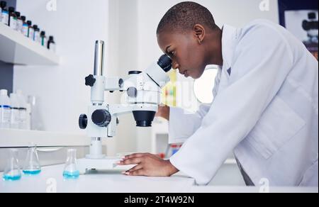 Senior, Wissenschaftlerin und Schwarze Frau, Mikroskop und Datenanalyse, medizinische Forschung und wissenschaftliche Studie im Labor. Zukunft, Wissen und Untersuchung Stockfoto