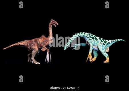 Modelle von Therizinosaurus: Rechts, 1993 Figur von Safari Ltd.; links, gefiederte 2012 Figur von Collecta Stockfoto