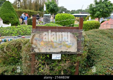 Reales Stück der Berliner Mauer im Miniatur-Modellpark Mini Europe – Brüssel Belgien – 23. Oktober 2023 Stockfoto