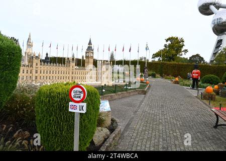 Zollschild vor Mini Westminster im Miniatur-Modellpark Mini-Europe – Brüssel Belgien – 23. Oktober 2023 Stockfoto