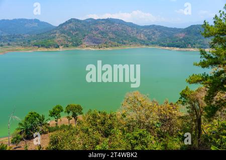 Ein beschaulicher, menschengemachter See, eingebettet zwischen hoch aufragenden Gipfeln. Stockfoto