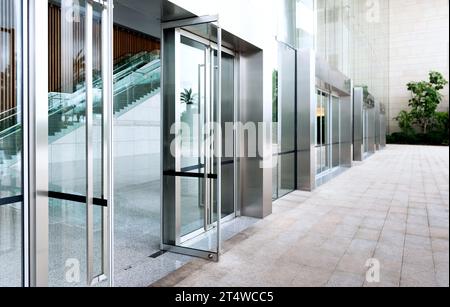 Glastür eines modernen Bürogebäudes Stockfoto