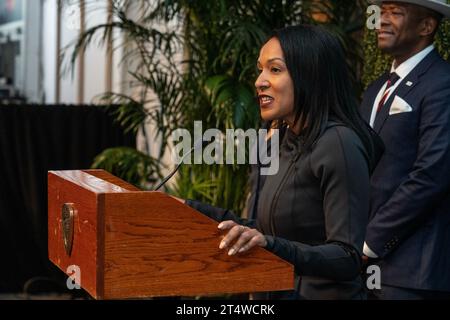 Die erste stellvertretende Kommissarin Tania Kinsella spricht während der Unterrichtung des Polizeikommissars über die Sicherheitsmaßnahmen des New York City Marathons im Marathon Media Center. Am 1. November 2023 in New York Stockfoto