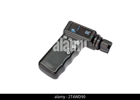 Automatischer Tuner für Guitar Ukulele, isoliert auf weißem Hintergrund, sechste Saitennote E niedrig Stockfoto