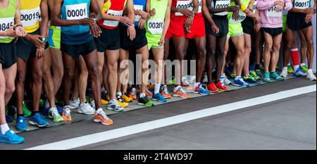 Beine multiethnischer Athleten vor dem Marathon Stockfoto