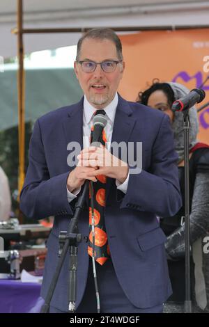 Washington Square Park, New York, USA, 31. Oktober 2023 – der 28. Präsident von Manhattan, Mark Levine, nahm zusammen mit Familien, Kindern und Würdenträgern an der 33. Jährlichen Kinder-Halloween-Parade heute am LaGuardia Place in New York Teil. Foto: Luiz Rampelotto/EuropaNewswire Stockfoto