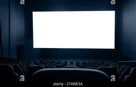 Dunkles Kino mit Leinwand und Stühlen Stockfoto