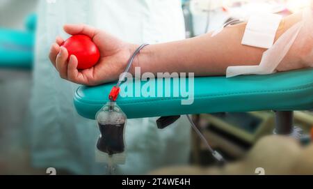 Männlicher Blutspender im Labor mit einem Sprungball in der Hand Stockfoto